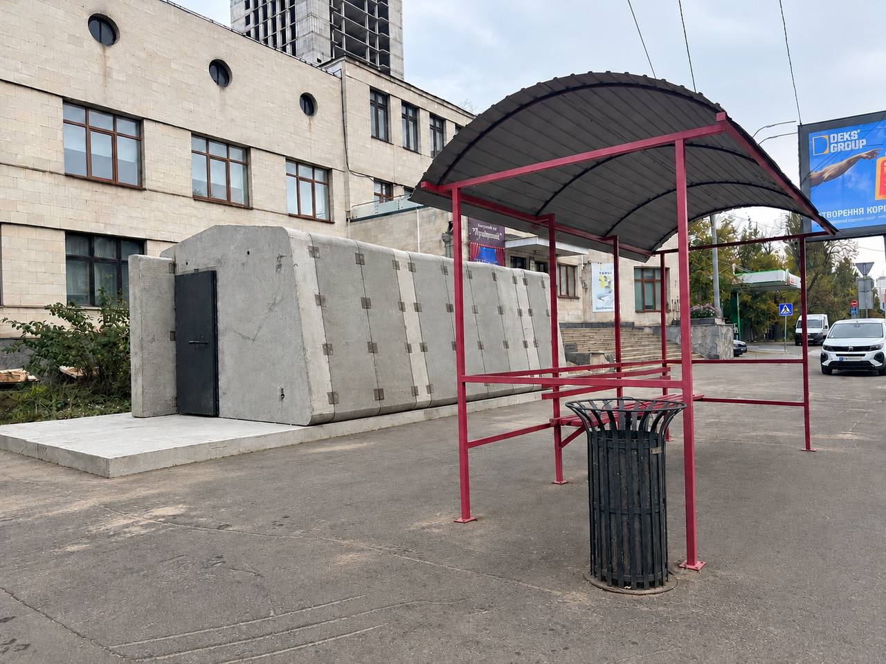 Перше мобільне укриття - поблизу зупинки громадського транспорту (фото: kyivcity.gov.ua)